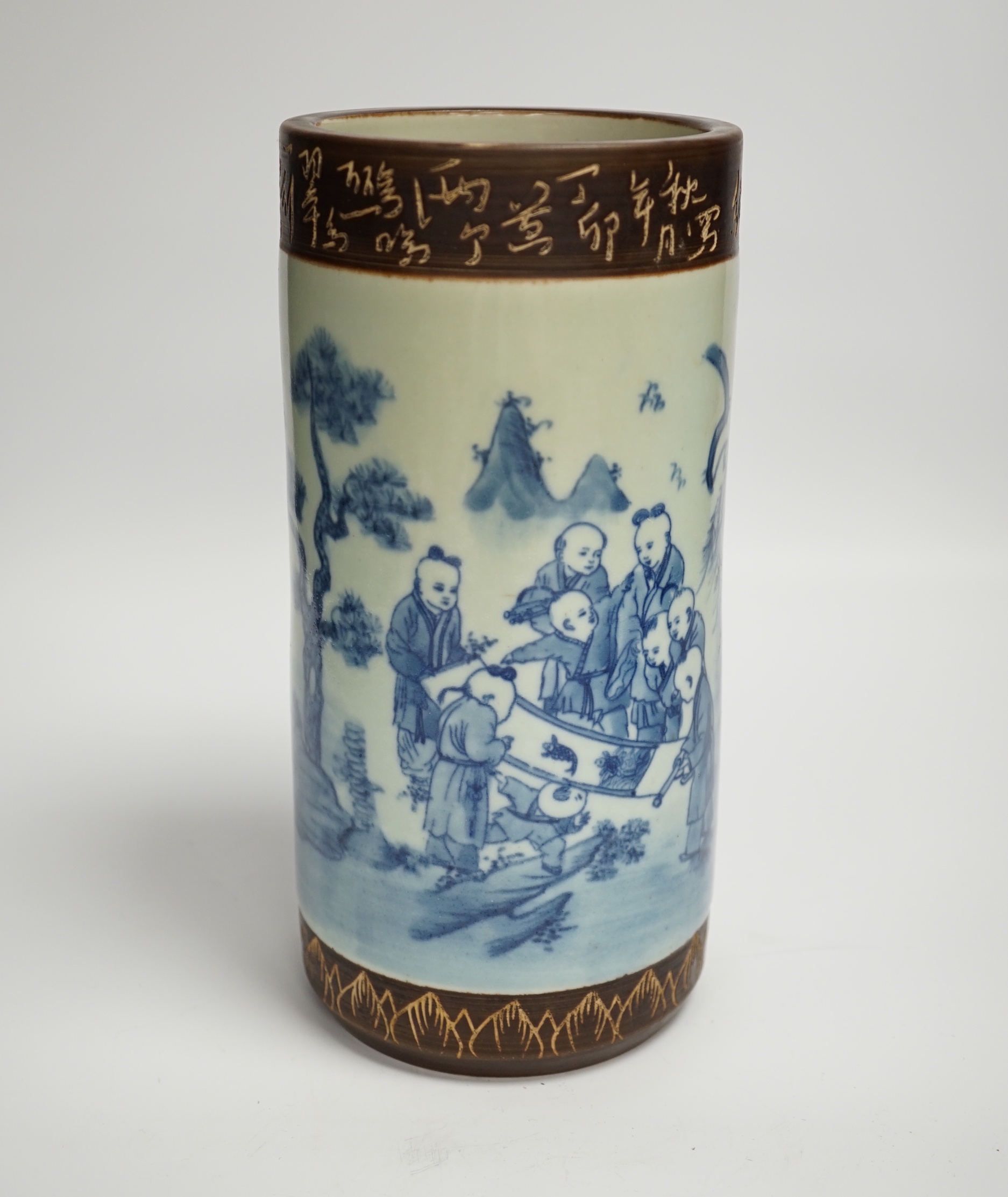 A Chinese blue and white cylindrical vase, 24cm high